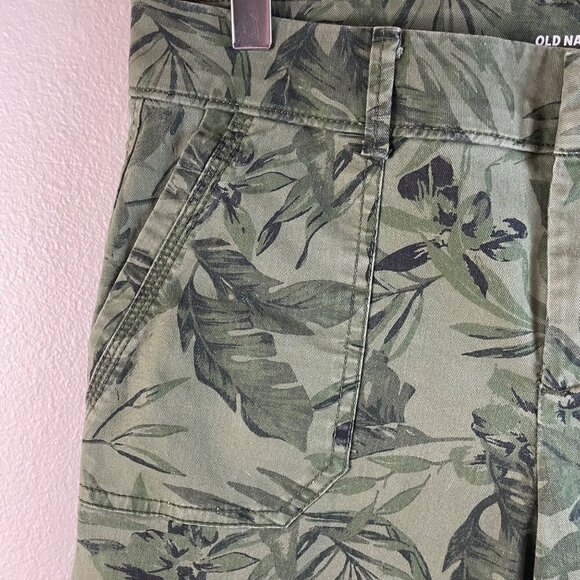 Old Navy Olive Green Leaf Camouflage Print Pixie Pants Size 4 - Picture 5 of 10